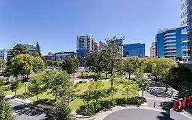 Luxury Overlooking Hindmarsh Sq With Pool & Gym